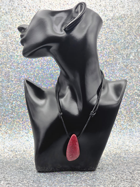 Norwegischer Thulit Energie Anhänger Herzchakra