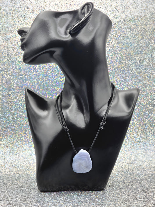 blauer Chalcedon Energie Anhänger Halschakra